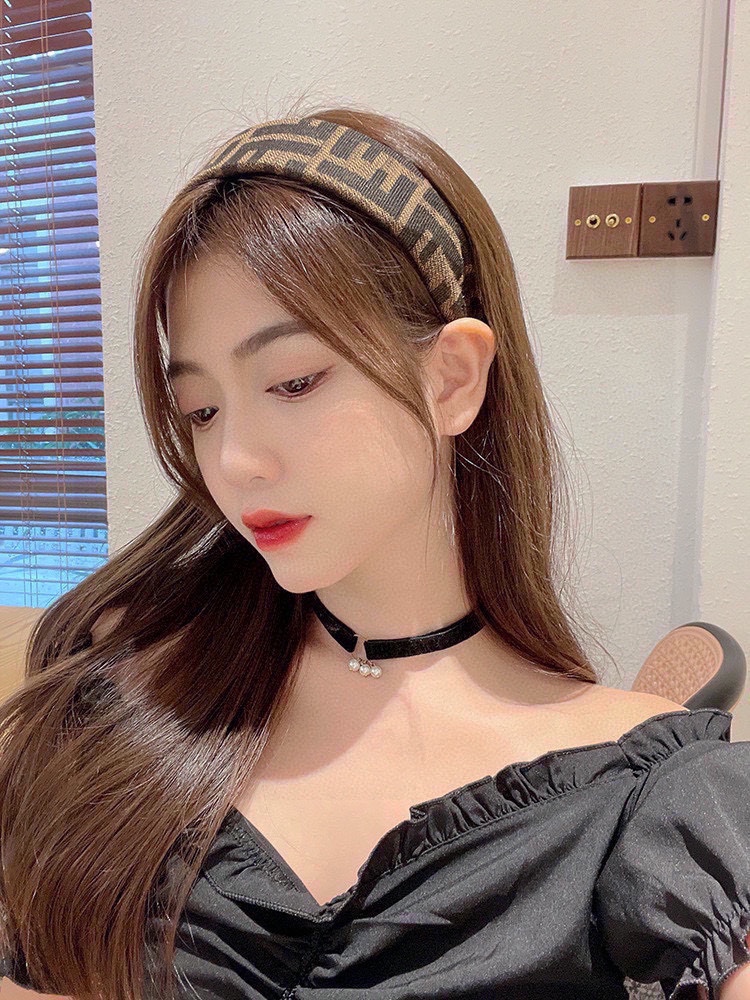 NO:276597,Specially equipped with counter packaging FENDI (Fendi) latest popular FF hairband, fairy, quick purchase, special material, no head, salt or sweet~ hairpins, hairpins, fendi, fendi, fendi, hairpins19860909特 配专柜包装 FENDI（芬迪）最新爆款FF发箍 小仙女快入手 特殊材质 不嘞头 可盐可甜～发夹,发夹,fendi,fendi,hairpins,accessory