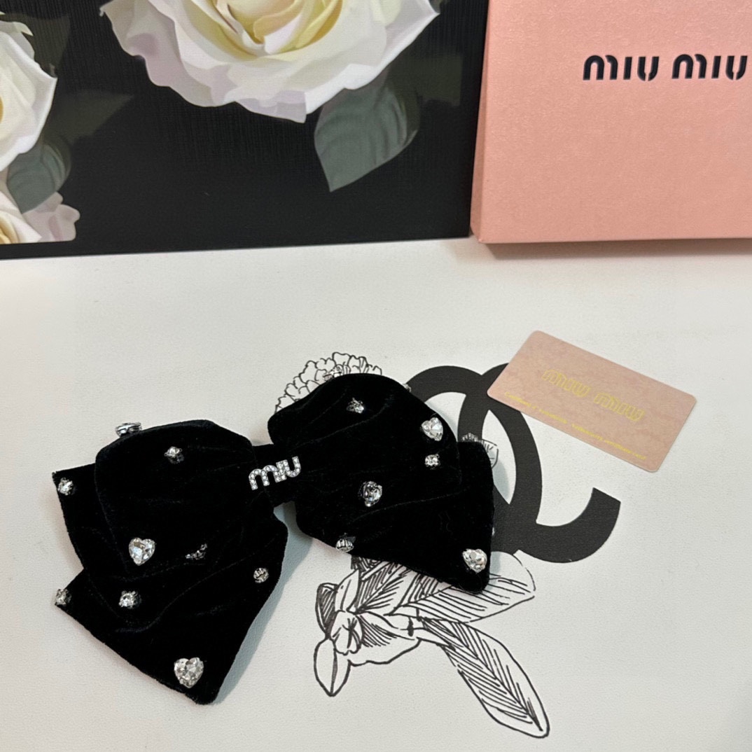 NO:276656,Specially equipped with counter packaging MiuMiu (MuMiu) latest bow-medium hardware velvet hairpin # Trust me!  A must-have item for everyone. This one must be bought. The fairy is going to take it. Whoever wears it looks good~ Hairpins, hairpins, miumiu, hairpins19860909特 配专柜包装 MiuMiu（缪缪）最新蝴蝶结中古五金丝绒发夹# 信我！人手必备的单品 这件必须买 洋气神仙颜值 小仙女要收了它,谁戴谁好看～发夹,发夹,miumiu,hairpins,accessory