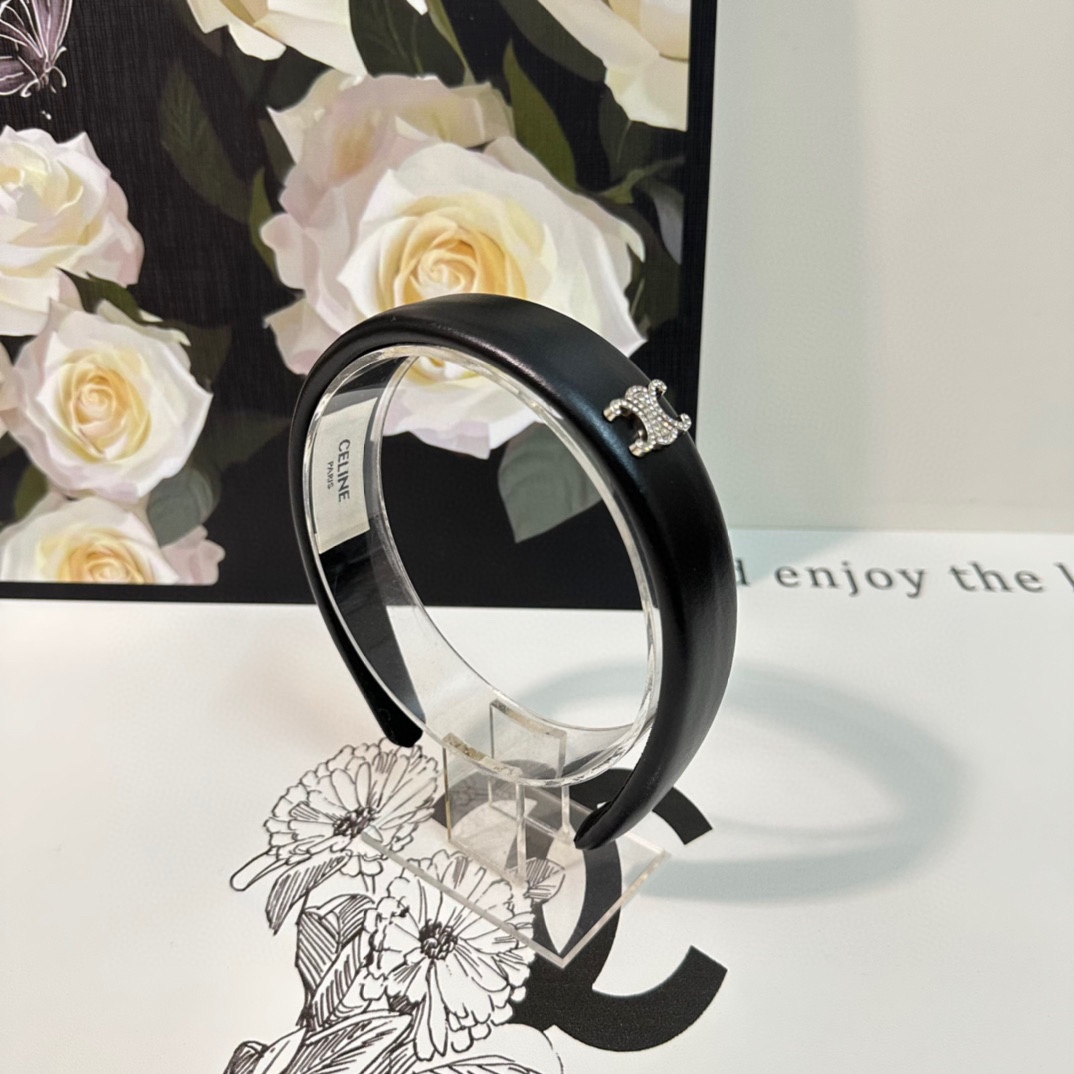 NO:276675,Specially equipped with counter packaging Celine (Celine) medieval lambskin hairband Exclusive custom fabric Advanced texture Big brand aura hairpins, hairpins, celine, celine, sheepskin, hairpins19860909特 配专柜包装 Celine（赛琳）中古系小羊皮发箍 独家定制面料 高级质感 大牌气场十足发夹,发夹,celine,celine,sheepskin,hairpins,accessory