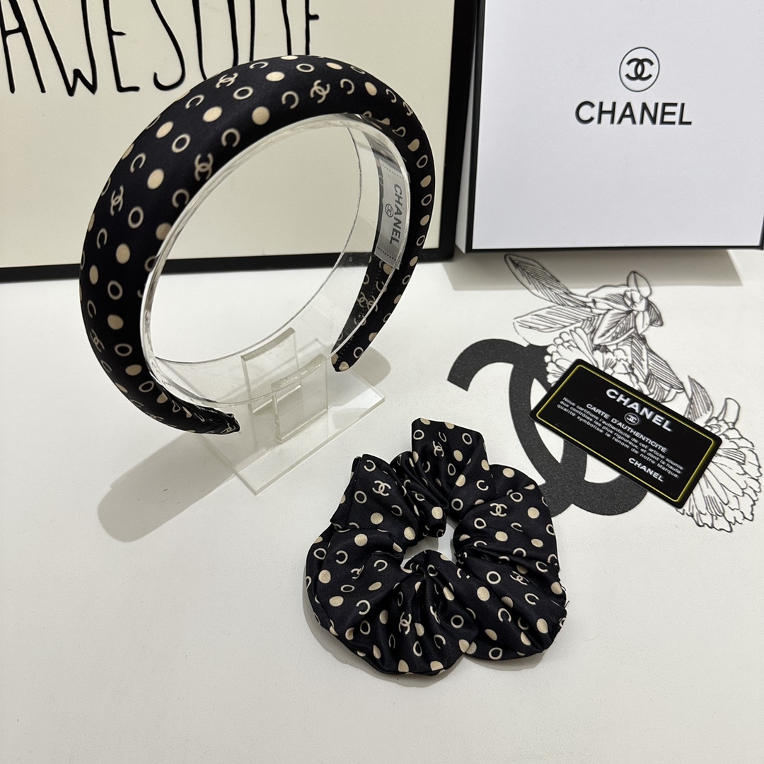 NO:276703,Special (two-piece set) with counter packaging. Chanel (Chanel) latest hit product is here. Xiaoxiangfeng two-piece set hairband hair ring. The elegant girl is worth buying. Very easy to match. Temperament and taste. It is recommended to wear it together. Magical fairy hairpins, hairpins, chanel, chanel, hairpins.19860909特（两件套）配专柜包装 Chanel（香奈儿）最新爆款来啦小香风两件套发箍发圈 优雅的girl值得入手 非常好搭配 气质有品位 建议两个一齐佩戴 神奇的仙发夹,发夹,chanel,chanel,hairpins,accessory