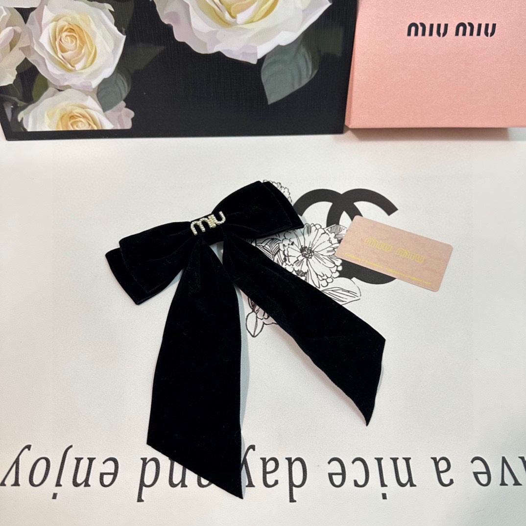 NO:276935,Specially equipped with counter packaging MIUMIU (Miao Miu) latest bow-and-old hardware hairpin # Trust me!  A must-have item for everyone. This one must be bought. The fairy is going to take it. Whoever wears it looks good~ Hairpins, hairpins, miumiu, hairpins19860909特 配专柜包装 MIUMIU（缪缪）最新蝴蝶结中古五金发夹# 信我！人手必备的单品 这件必须买 洋气神仙颜值 小仙女要收了它,谁戴谁好看～发夹,发夹,miumiu,hairpins,accessory