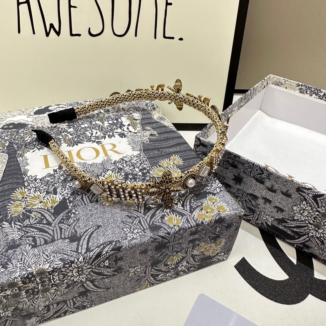 NO:276947,Specially equipped with counter packaging DIOR (Dio) spring and summer socialite pearl high-engine hairbands, which are particularly textured and high-engineering. Fashionable essence. Little fairy essential items hairpins, hairpins, dior, dior, hairpins19860909特 配专柜包装 DIOR（迪奥）春夏名媛珍珠高工发箍 摸起来特别有质感高工制作 时髦精 小仙女必备单品发夹,发夹,dior,dior,hairpins,accessory