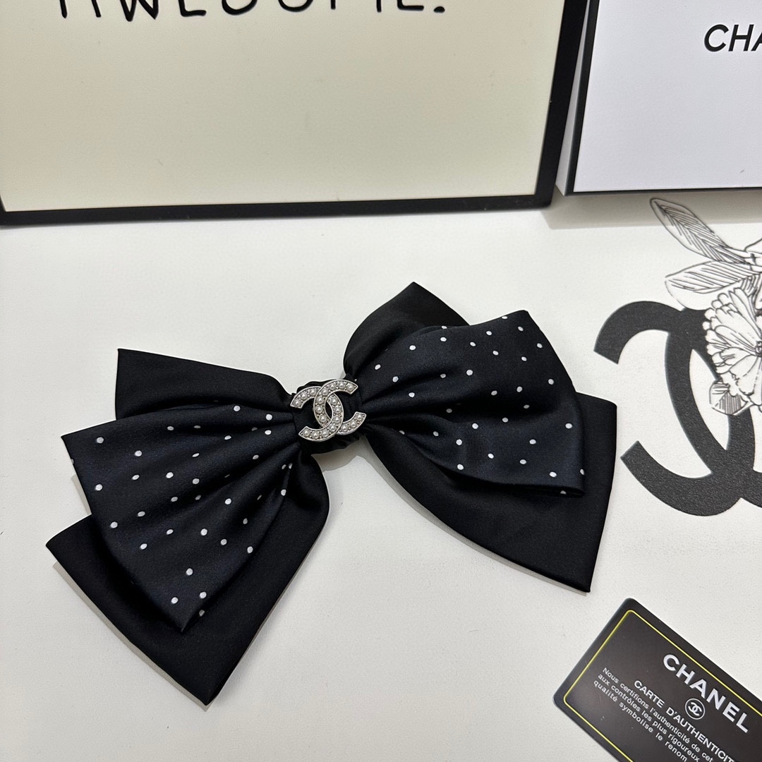 NO:276950,Specially equipped with counter packaging CHANEL (Chanel) latest bow-and-old hardware hairpin #Trust me!  A must-have item for everyone. This one must be bought. The fairy is going to take it. Whoever wears it looks good~ Hairpins, hairpins, chanel, chanel, hairpins19860909特 配专柜包装 CHANEL（香奈儿）最新蝴蝶结中古五金发夹# 信我！人手必备的单品 这件必须买 洋气神仙颜值 小仙女要收了它,谁戴谁好看～发夹,发夹,chanel,chanel,hairpins,accessory