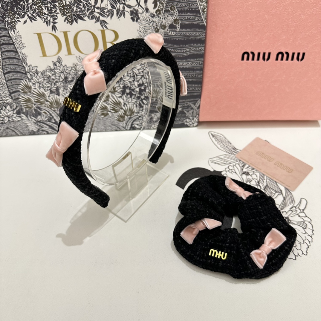 NO:276958,Special (two-piece set) with counter packaging MiuMiu (Mu Miu) latest hit butterfly series two-piece set hairband hair rings Elegant girl is worth buying Very easy to match, temperament and tasteful. It is recommended to wear two together. Magical fairy hairpins, hairpins, miumiu, hairpins19860909特（两件套）配专柜包装 MiuMiu（缪缪）最新爆款来啦蝴蝶系列两件套发箍发圈 优雅的girl值得入手 非常好搭配 气质有品位 建议两个一齐佩戴 神奇的仙发夹,发夹,miumiu,hairpins,accessory