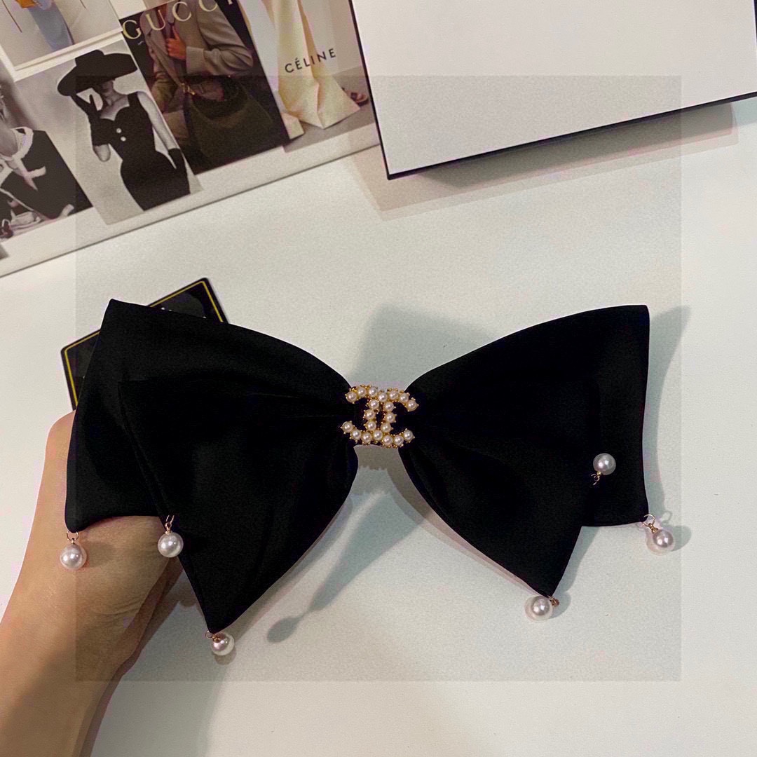 NO:276963,Special counter packaging CHANEL (Chanel) latest hit bow medieval hardware hairpin #Trust me!  A must-have item for everyone. This one must be bought. The fairy is going to take it. Whoever wears it looks good~ Hairpins, hairpins, chanel, chanel, hairpins19860909特配专柜包装 CHANEL（香奈儿）最新爆款蝴蝶结中古五金发夹# 信我！人手必备的单品 这件必须买 洋气神仙颜值 小仙女要收了它,谁戴谁好看～发夹,发夹,chanel,chanel,hairpins,accessory