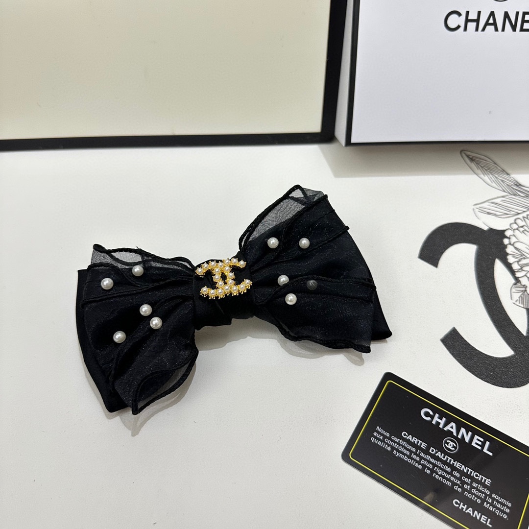 NO:276967,Specially equipped with counter packaging Chanel's latest hit pearl bow medieval hardware hairpin #Trust me!  A must-have item for everyone. This one must be bought. The fairy is going to take it. Whoever wears it looks good~ Hairpins, hairpins, chanel, chanel, hairpins19860909特 配专柜包装 Chanel（香奈儿）最新爆款珍珠蝴蝶结中古五金发夹# 信我！人手必备的单品 这件必须买 洋气神仙颜值 小仙女要收了它,谁戴谁好看～发夹,发夹,chanel,chanel,hairpins,accessory