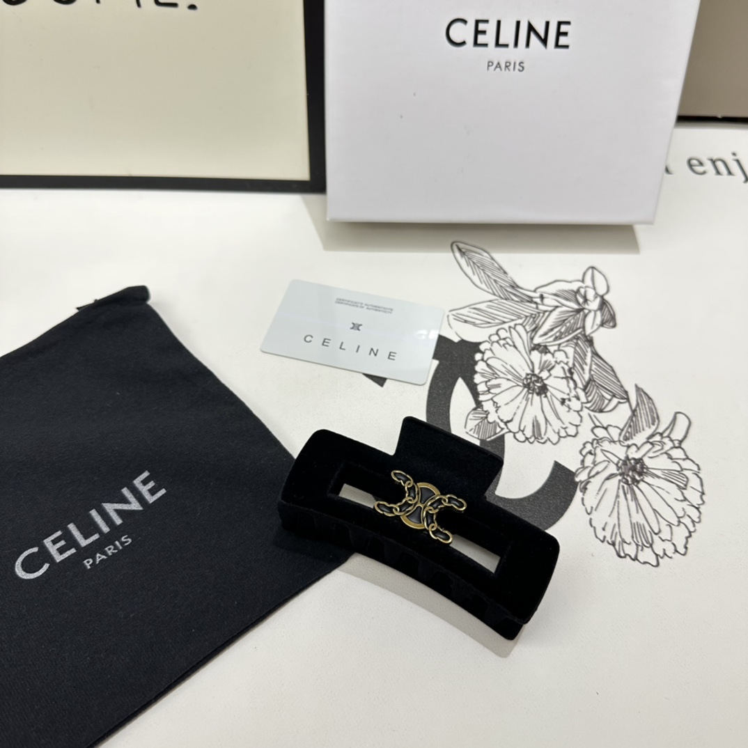 NO:277295,Special (single) with counter packaging. CELINE's latest hit product is here. Middle vintage retro hardware grabber. Elegant girl is worth buying. Very easy to match. Temperament and tasteful hairpins, hairpins, celine, celine, hairpins19860909特（单个）配专柜包装 CELINE（赛琳）最新爆款来啦 中古vintage复古五金抓夹 优雅的girl值得入手 非常好搭配 气质有品位发夹,发夹,celine,celine,hairpins,accessory