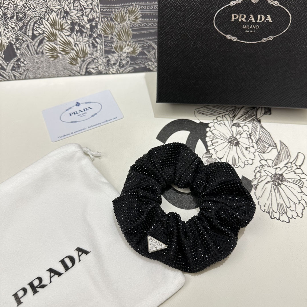 NO:277299,Special (single) with full packaging. PRADA (Prada) popular hair rings, counter models are shipped. They look very high-end and super versatile. You must keep your own hairpins, hairpins, prada, prada, hairpins19860909特（单个）配全套包装 PRADA（普拉达）爆款满钻发圈,专柜款出货 一看就特别高档 超级百搭 必须自留发夹,发夹,prada,prada,hairpins,accessory