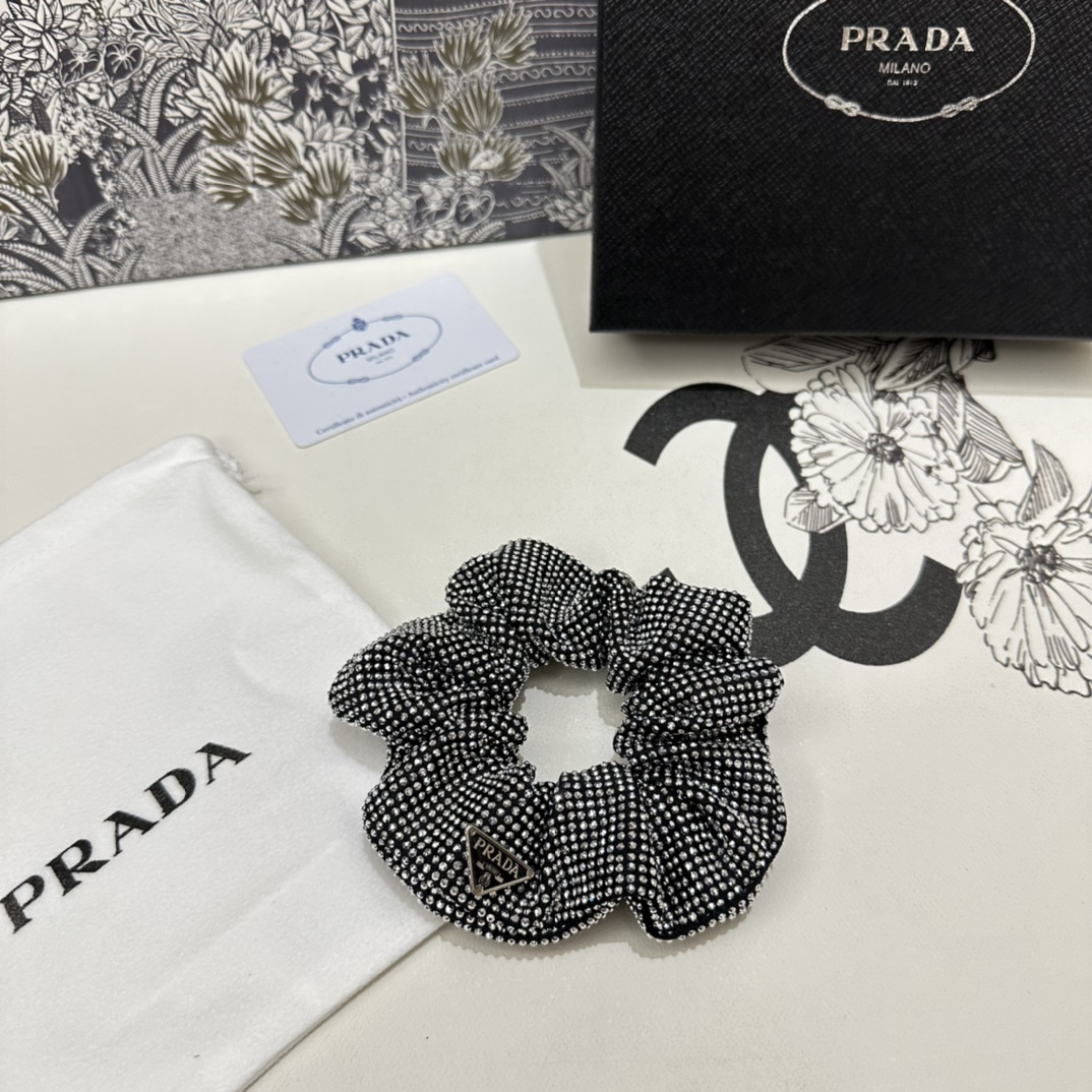 NO:277645,Special (single) with full packaging. PRADA (Prada) popular hair rings, counter models are shipped. They look very high-end and super versatile. You must keep your own hairpins, hairpins, prada, prada, hairpins19860909特（单个）配全套包装 PRADA（普拉达）爆款满钻发圈,专柜款出货 一看就特别高档 超级百搭 必须自留发夹,发夹,prada,prada,hairpins,accessory