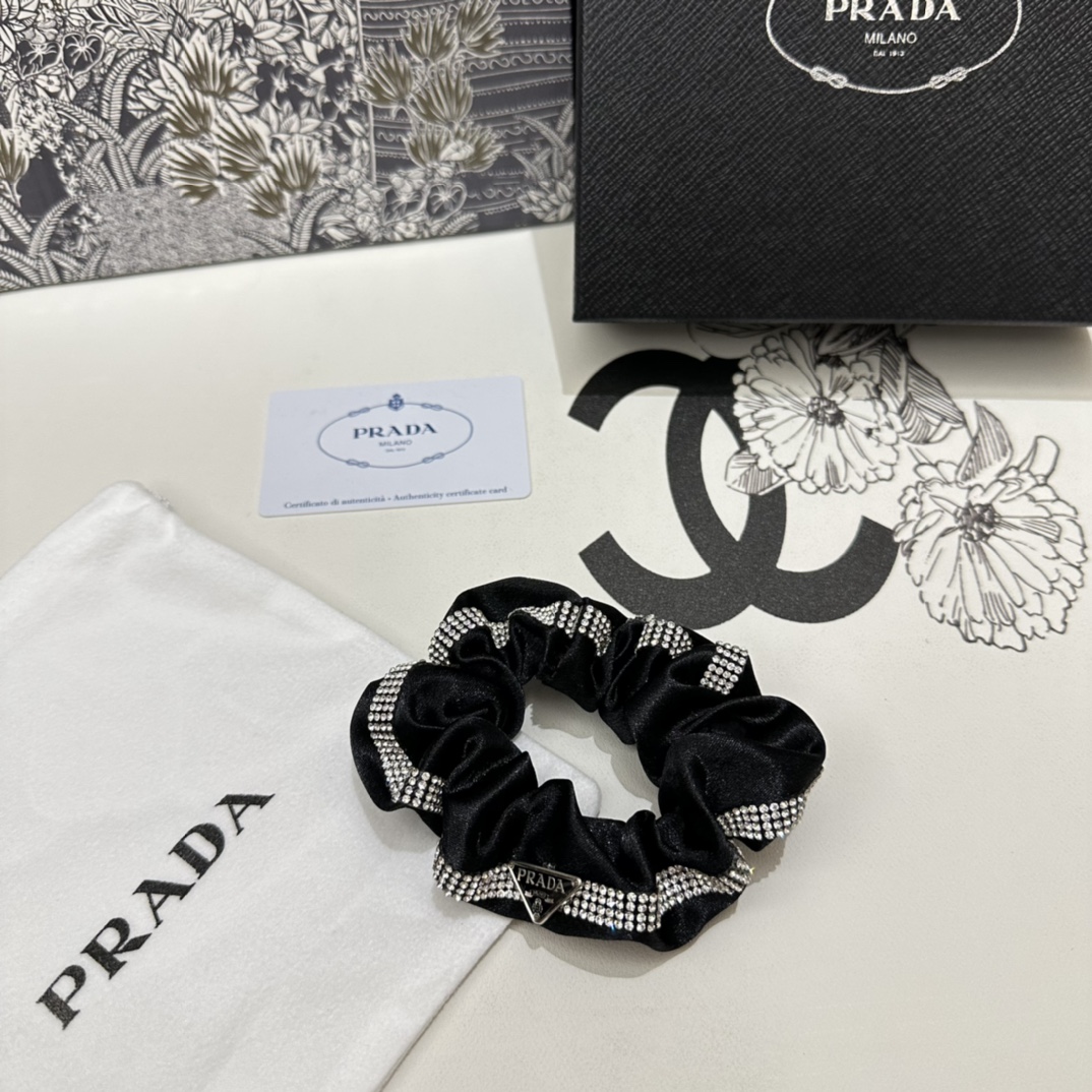 NO:277636,Special (single) with full packaging. PRADA (Prada) popular hair rings, counter models are shipped. They look very high-end and super versatile. You must keep your own hairpins, hairpins, prada, prada, hairpins19860909特（单个）配全套包装 PRADA（普拉达）爆款满钻发圈,专柜款出货 一看就特别高档 超级百搭 必须自留发夹,发夹,prada,prada,hairpins,accessory