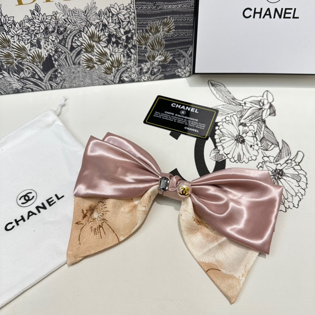 NO:277258,Specially equipped with counter packaging CHANEL (Chanel) latest bow-and-old hardware hairpin #Trust me!  A must-have item for everyone. This one must be bought. The fairy is going to take it. Whoever wears it looks good~ Hairpins, hairpins, chanel, chanel, hairpins19860909特 配专柜包装 CHANEL（香奈儿）最新蝴蝶结中古五金发夹# 信我！人手必备的单品 这件必须买 洋气神仙颜值 小仙女要收了它,谁戴谁好看～发夹,发夹,chanel,chanel,hairpins,accessory