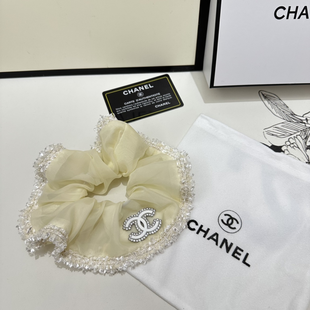 NO:277249,Special (single) with full packaging Chanel (Chanel) popular silk hardware hair ring, counter model shipped, it looks very high-end at first glance, super versatile, you must keep your own hairpins, hairpins, chanel, chanel, real silk, hairpins19860909特（单个）配全套包装 Chanel（香奈儿）爆款真丝五金发圈,专柜款出货 一看就特别高档 超级百搭 必须自留发夹,发夹,chanel,chanel,real silk,hairpins,accessory