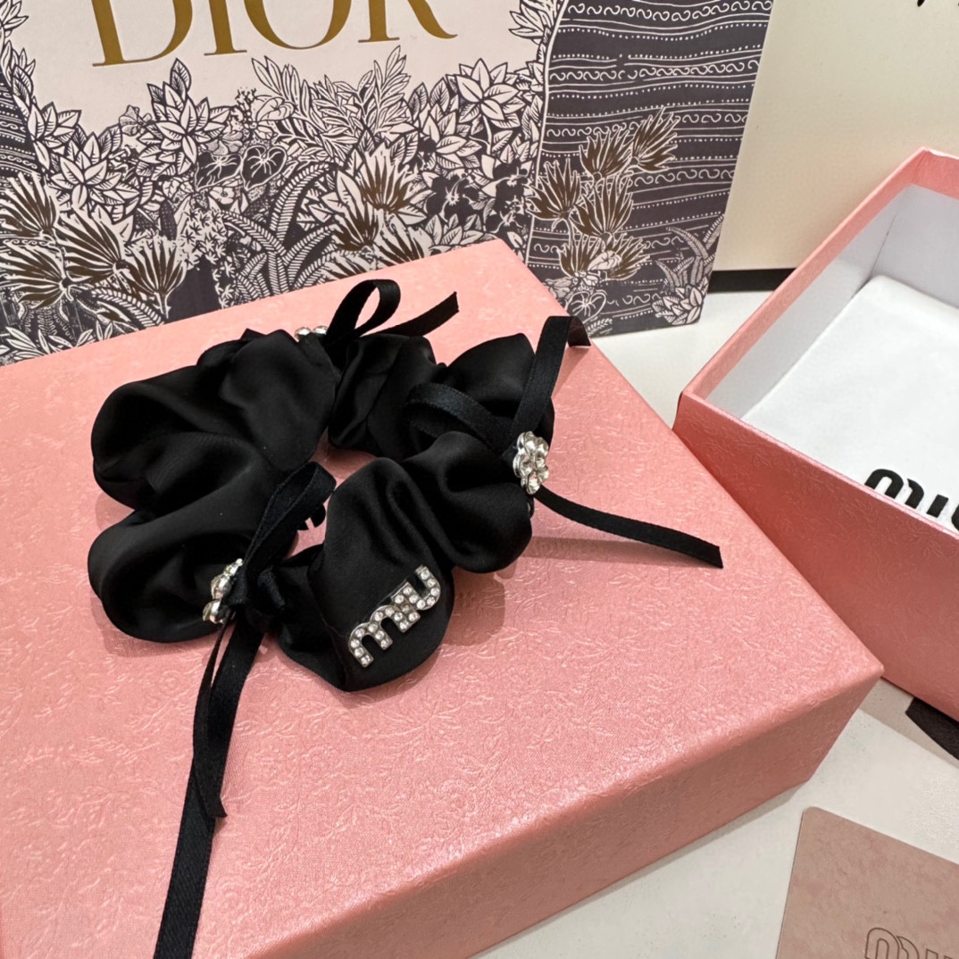 NO:278349,Special (single) with full packaging MiuMiu (Miu) hot silk hardware hair ring, special counter model shipment, it looks very high-end, super versatile, must keep your own hair accessories, hairpins, miumiu, real silk, hairpins19860909特（单个）配全套包装 MiuMiu（缪缪）爆款真丝五金发圈,专柜款出货 一看就特别高档 超级百搭 必须自留发饰,发夹,miumiu,real silk,hairpins,accessory