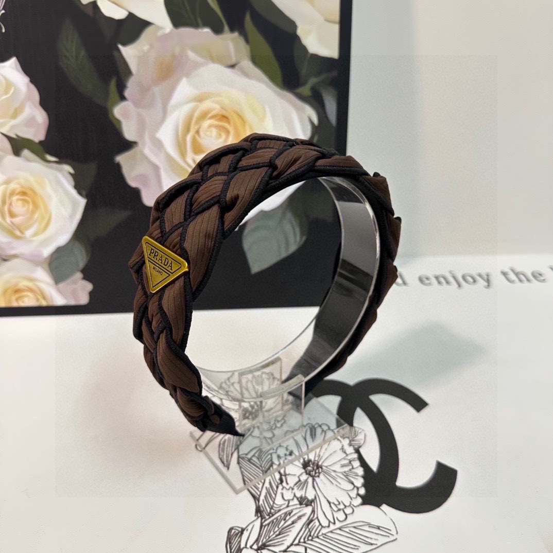 NO:278332,Specially equipped with counter packaging Prada (Prada) autumn and winter triangle hairband is very suitable for summer. Little fairy quickly buy. Whoever wears it looks good, can be salty or sweet~ hair accessories, hairpins, prada, prada, hairpins19860909特 配专柜包装 Prada（普拉达）秋冬三角标发箍 非常适合夏天 小仙女快入手 谁戴谁好看,可盐可甜～发饰,发夹,prada,prada,hairpins,accessory