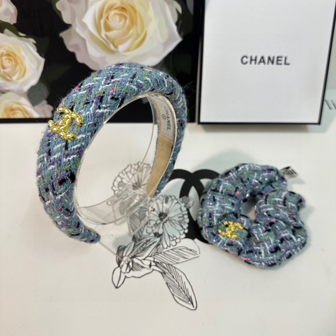 NO:278327,Special (two-piece set) with counter packaging. Chanel (Chanel) latest hit product is here. Xiaoxiangfeng two-piece set hairband hair ring. The elegant girl is worth buying. Very easy to match. Temperament and taste. It is recommended to wear it together. Magical fairy hair accessories, hairpins, chanel, chanel, hairpins.19860909特（两件套）配专柜包装 Chanel（香奈儿）最新爆款来啦小香风两件套发箍发圈 优雅的girl值得入手 非常好搭配 气质有品位 建议两个一齐佩戴 神奇的仙发饰,发夹,chanel,chanel,hairpins,accessory