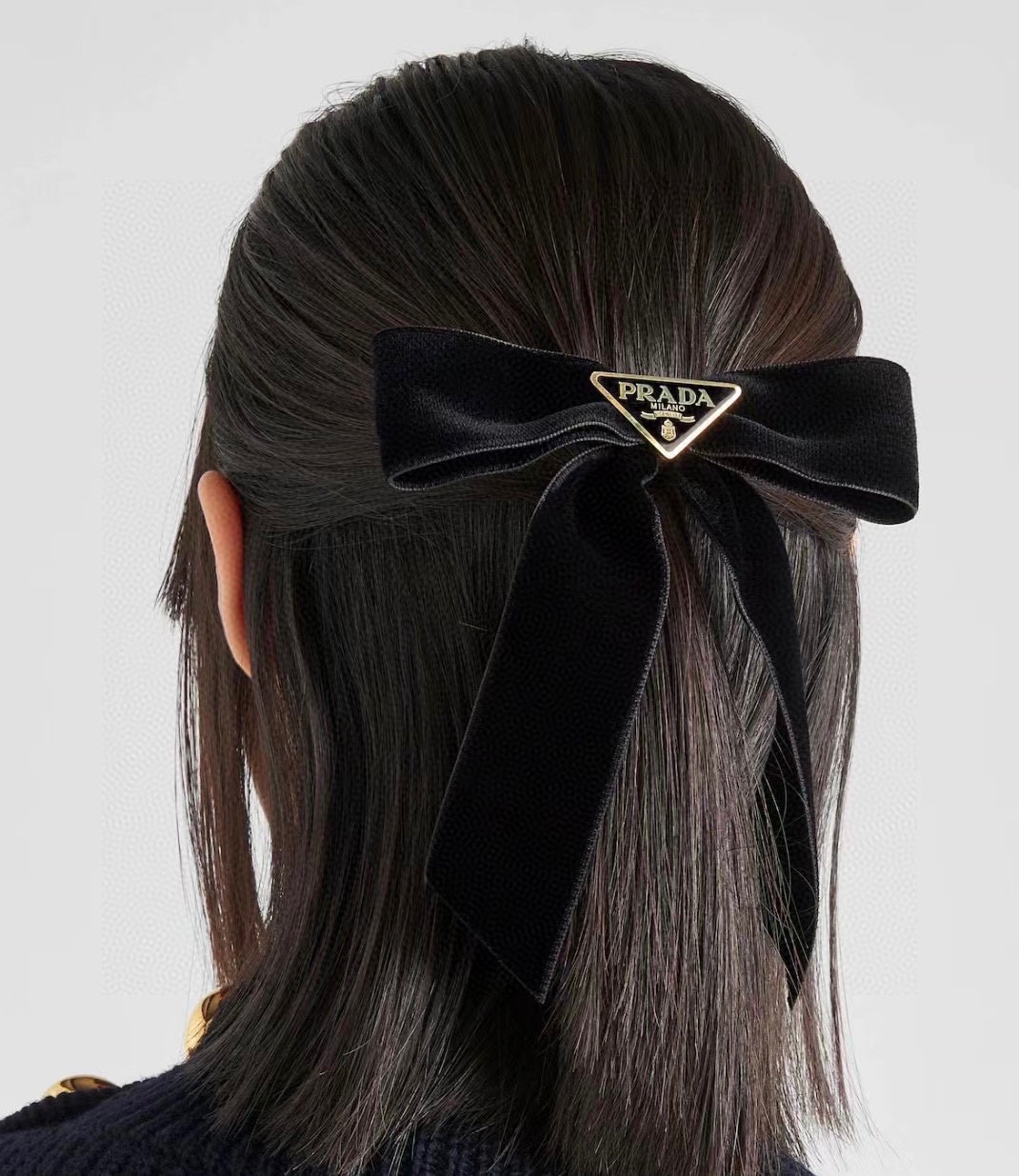NO:278531,Specially equipped with counter packaging PRADA (Prada) official website latest bow hardware velvet hairpin #Tell me!  A must-have item for everyone. This one must be bought. The fairy is going to take it. Whoever wears it looks good~ Hair accessories, hairpins, prada, prada, hairpins19860909特 配专柜包装 PRADA（普拉达）官网同款最新蝴蝶结五金丝绒发夹# 信我！人手必备的单品 这件必须买 洋气神仙颜值 小仙女要收了它,谁戴谁好看～发饰,发夹,prada,prada,hairpins,accessory