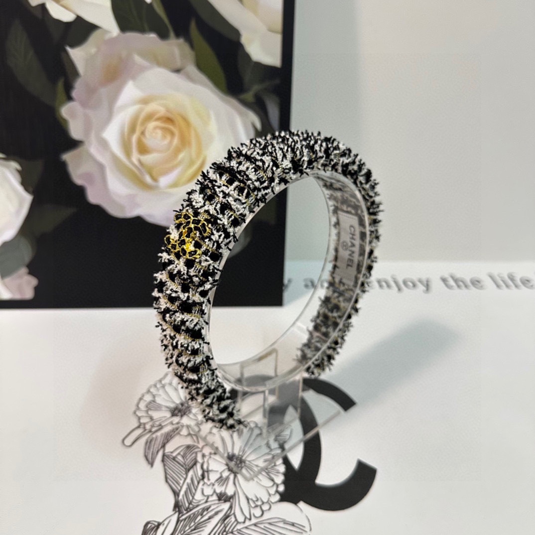 NO:278460,Specially equipped with counter packaging Chanel's latest headband# Let me know!  A must-have item for everyone. This one must be bought. The fairy is going to take it. Whoever wears it looks good~ Hair accessories, hairpins, chanel, chanel, hairpins19860909特 配专柜包装 Chanel（香奈儿）最新发箍# 信我！人手必备的单品 这件必须买 洋气神仙颜值 小仙女要收了它,谁戴谁好看～发饰,发夹,chanel,chanel,hairpins,accessory