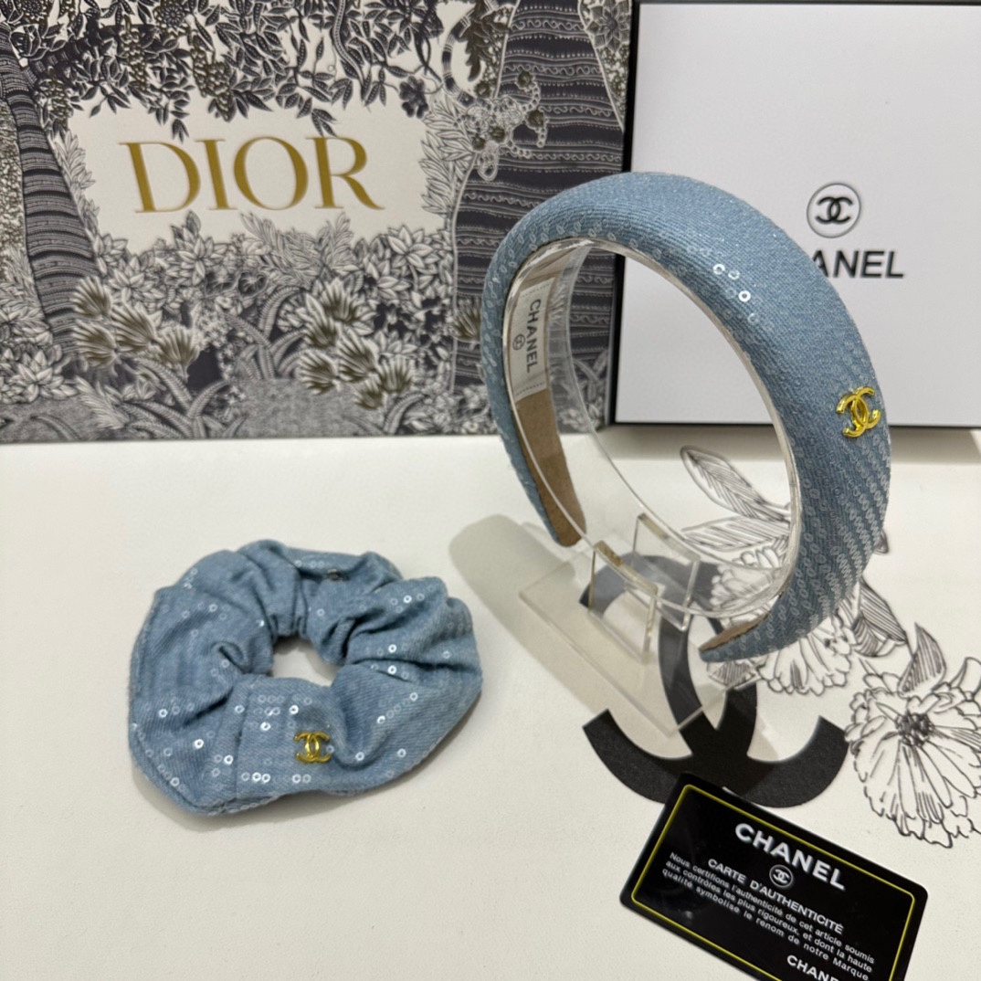 NO:279043,Special (two-piece set) with counter packaging. Chanel (Chanel) latest hit product is here. Xiaoxiangfeng two-piece set hairband hair ring. The elegant girl is worth buying. Very easy to match. Temperament and taste. It is recommended to wear it together. Magical fairy hair accessories, hairpins, chanel, chanel, hairpins.19860909特（两件套）配专柜包装 Chanel（香奈儿）最新爆款来啦小香风两件套发箍发圈 优雅的girl值得入手 非常好搭配 气质有品位 建议两个一齐佩戴 神奇的仙发饰,发夹,chanel,chanel,hairpins,accessory