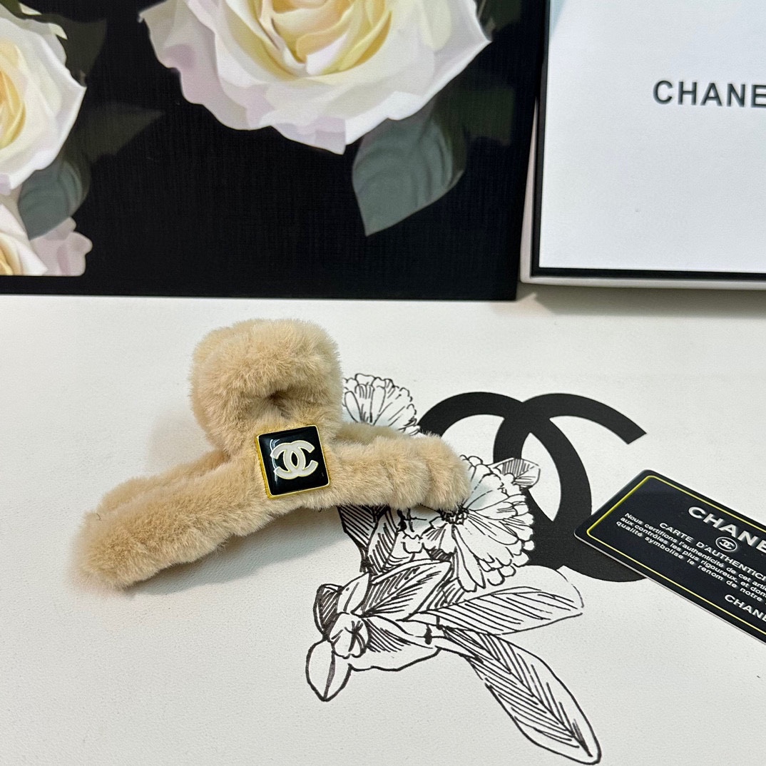 NO:279003,Special (single) with counter packaging. CHANEL (Chanel) latest plush hits are here. Middle vintage retro hardware grabber. Elegant girl is worth buying. Very easy to match. Temperament and tasteful hair accessories, hairpins, chanel, chanel, hairpins19860909特（单个）配专柜包装 CHANEL（香奈儿）最新毛绒爆款来啦 中古vintage复古五金抓夹 优雅的girl值得入手 非常好搭配 气质有品位发饰,发夹,chanel,chanel,hairpins,accessory