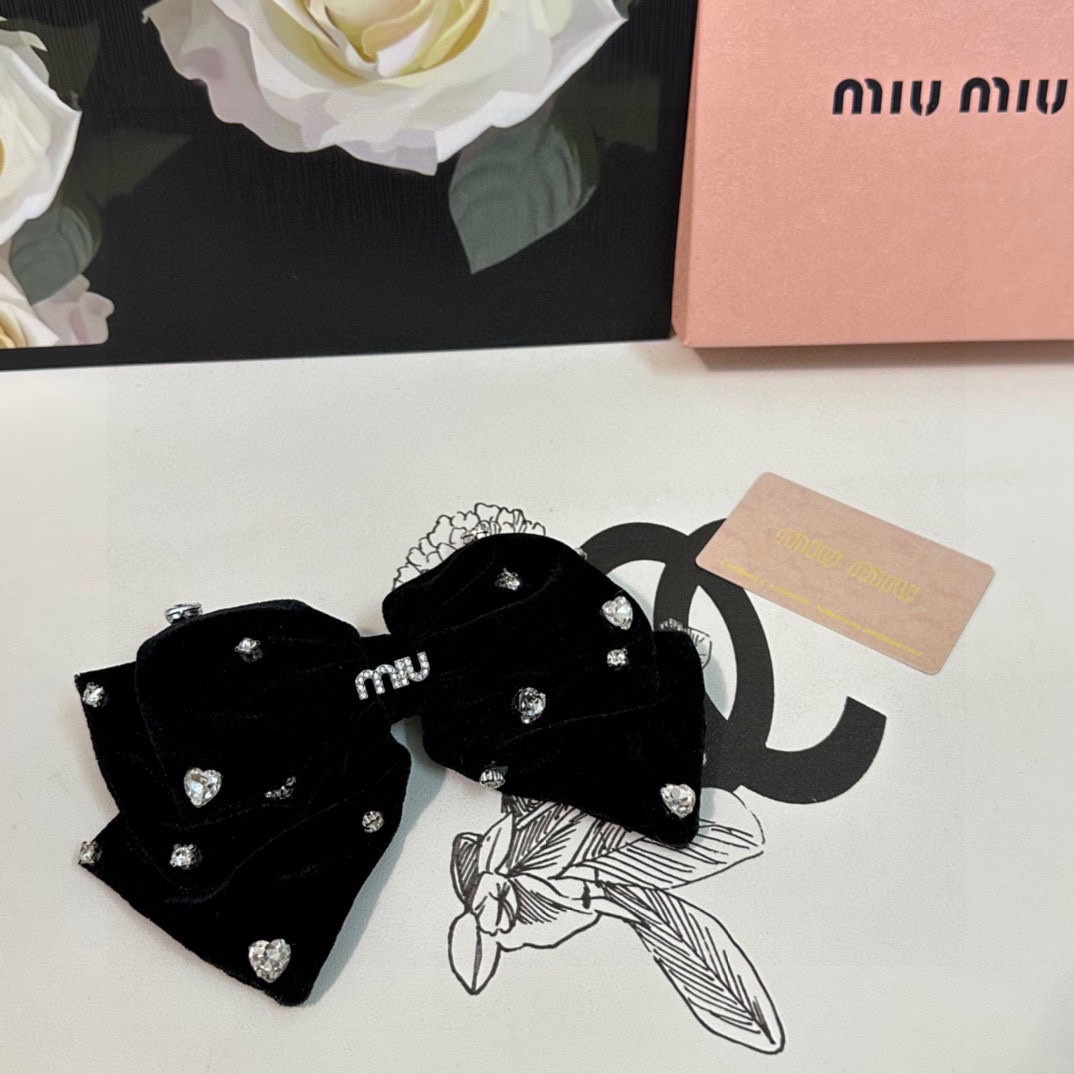 NO:279010,Specially equipped with counter packaging MiuMiu (MuMiu) latest bow-medium hardware velvet hairpin # Trust me!  A must-have item for everyone. This one must be bought. The fairy is going to take it. Whoever wears it looks good~ Hair accessories, hairpins, miumiu, hairpins19860909特 配专柜包装 MiuMiu（缪缪）最新蝴蝶结中古五金丝绒发夹# 信我！人手必备的单品 这件必须买 洋气神仙颜值 小仙女要收了它,谁戴谁好看～发饰,发夹,miumiu,hairpins,accessory