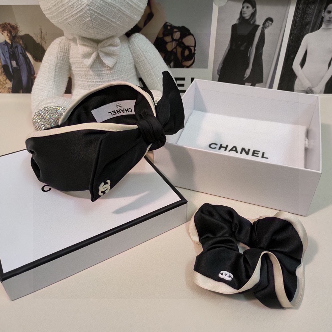 NO:279852,Special (two-piece set) with counter packaging. Chanel (Chanel)'s latest hit model is here. Two-piece set of hairbands and hair rings. The elegant girl is worth buying. Very easy to match. Temperament and taste. It is recommended to wear them together. Magical fairy hair accessories, hairpins, chanel, chanel, hairpins.19860909特（两件套）配专柜包装 Chanel（香奈儿）最新爆款来啦两件套发箍发圈 优雅的girl值得入手 非常好搭配 气质有品位 建议两个一齐佩戴 神奇的仙发饰,发夹,chanel,chanel,hairpins,accessory