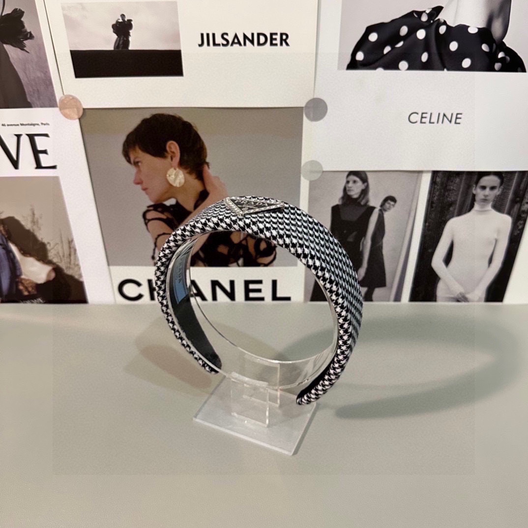 NO:279874,Special counter packaging PRADA (Prada) latest houndstooth hairband, little fairy, special material, no head, salt or sweet~ hair accessories, hairpins, prada, prada, hairpins19860909特配专柜包装 PRADA（普拉达）最新千鸟格发箍 小仙女入手 特殊材质 不嘞头 可盐可甜～发饰,发夹,prada,prada,hairpins,accessory