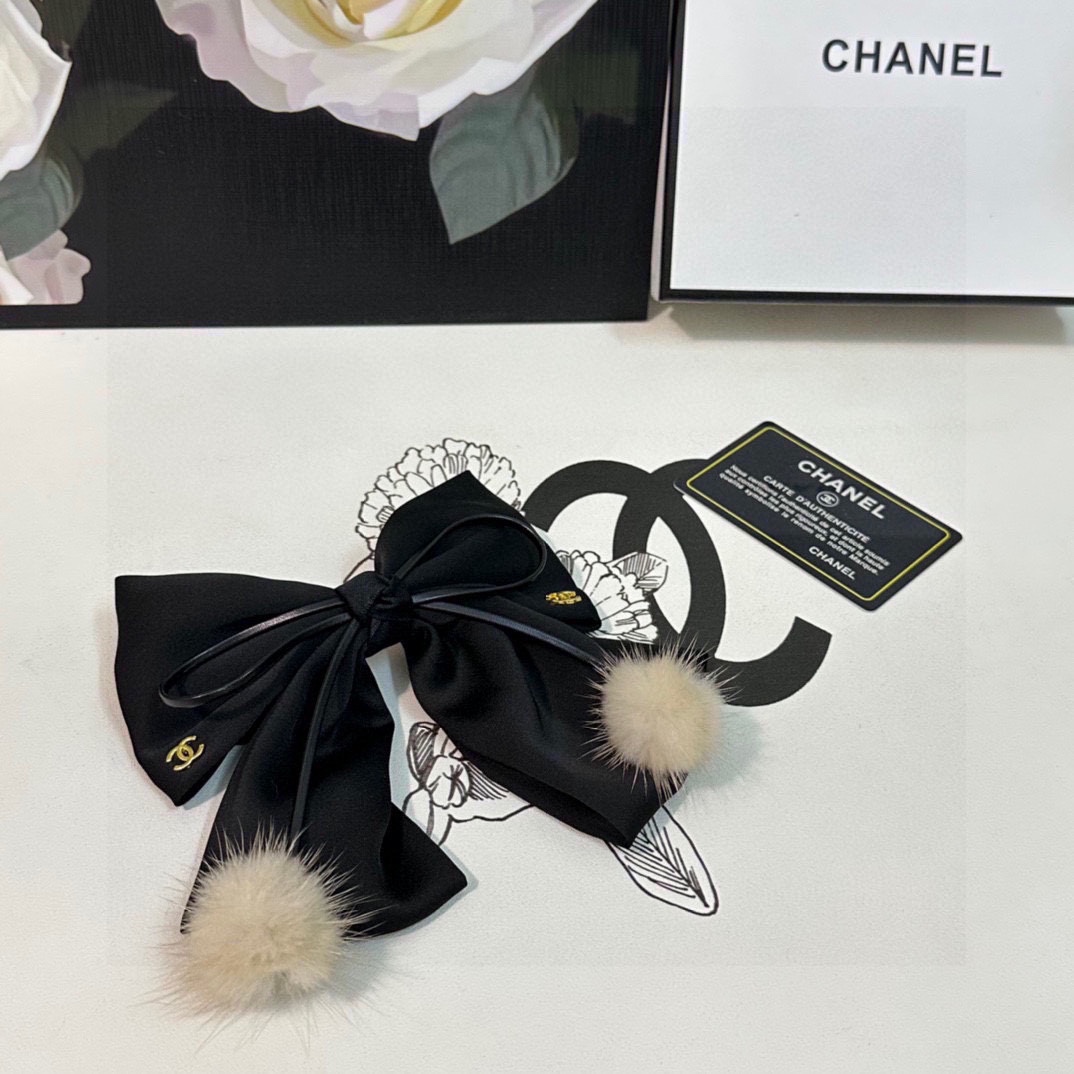NO:280175,Specially equipped with counter packaging CHANEL (Chanel) latest bow-and-old hardware hairpin #Trust me!  A must-have item for everyone. This one must be bought. The fairy is going to take it. Whoever wears it looks good~ Hair accessories, hairpins, chanel, chanel, hairpins19860909特 配专柜包装 CHANEL（香奈儿）最新蝴蝶结中古五金发夹# 信我！人手必备的单品 这件必须买 洋气神仙颜值 小仙女要收了它,谁戴谁好看～发饰,发夹,chanel,chanel,hairpins,accessory