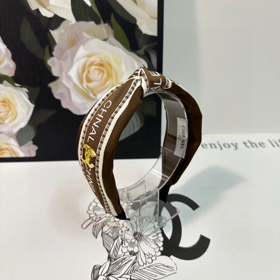 NO:280176,Specially equipped with counter packaging Chanel's latest headband# Let me know!  A must-have item for everyone. This one must be bought. The fairy is going to take it. Whoever wears it looks good~ Hair accessories, hairpins, chanel, chanel, hairpins19860909特 配专柜包装 Chanel（香奈儿）最新发箍# 信我！人手必备的单品 这件必须买 洋气神仙颜值 小仙女要收了它,谁戴谁好看～发饰,发夹,chanel,chanel,hairpins,accessory