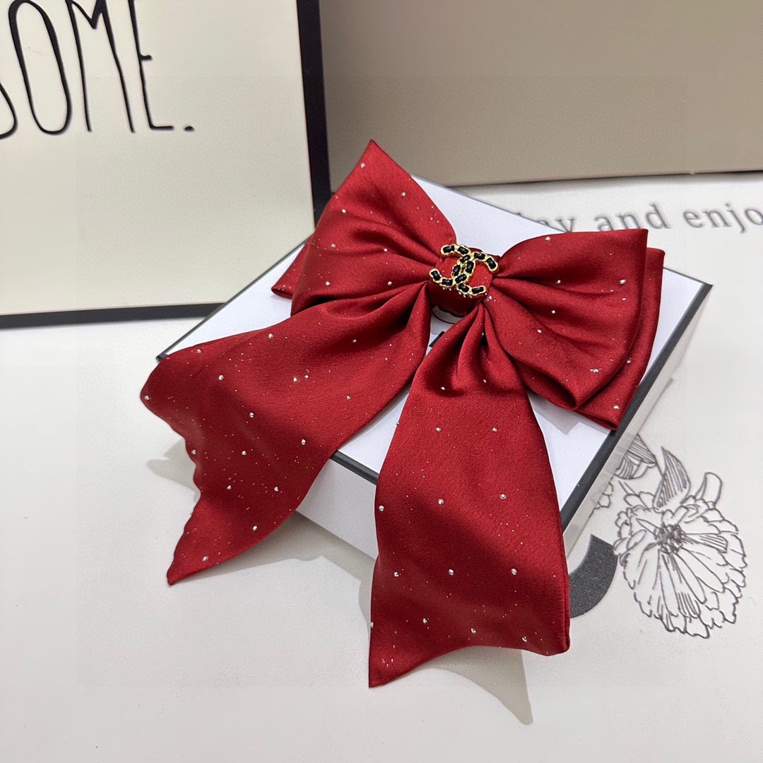 NO:280167,Specially equipped with counter packaging Chanel's latest bow-and-medium hardware rhinestone hairpin #Trust me!  A must-have item for everyone. This one must be bought. The fairy is going to take it. Whoever wears it looks good~ Hair accessories, hairpins, chanel, chanel, hairpins19860909特 配专柜包装 Chanel（香奈儿）最新蝴蝶结中古五金水钻发夹# 信我！人手必备的单品 这件必须买 洋气神仙颜值 小仙女要收了它,谁戴谁好看～发饰,发夹,chanel,chanel,hairpins,accessory