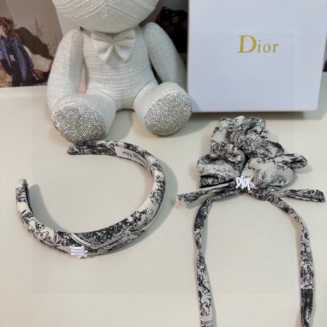 NO:280753,Special (two-piece set) with counter packaging. DIOR (Dio) latest hit product is here. Two-piece set of hairbands and hair rings. Elegant girl is worth buying. Very easy to match. Temperament and taste. It is recommended to wear them together. Magical fairy hair accessories, hairpins, dior, dior, hairpins.19860909特（两件套）配专柜包装 DIOR（迪奥）最新爆款来啦两件套发箍发圈 优雅的girl值得入手 非常好搭配 气质有品位 建议两个一齐佩戴 神奇的仙发饰,发夹,dior,dior,hairpins,accessory