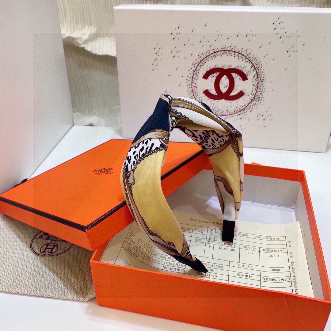 NO:280916,Specially equipped with counter packaging HERMES (Hermes) latest popular silk hairband imported fabric, excellent texture material, three-dimensional bow design, full of celebrity style~ can be salty and sweet hair accessories, hairpins, hermes, hermes, real silk, hairpins19860909特 配专柜包装 HERMES（爱马仕）最新火爆款真丝发箍 进口面料 质感材质超赞 立体蝴蝶结设计百看不厌 名媛风十足～ 可盐可甜发饰,发夹,hermes,hermes,real silk,hairpins,accessory