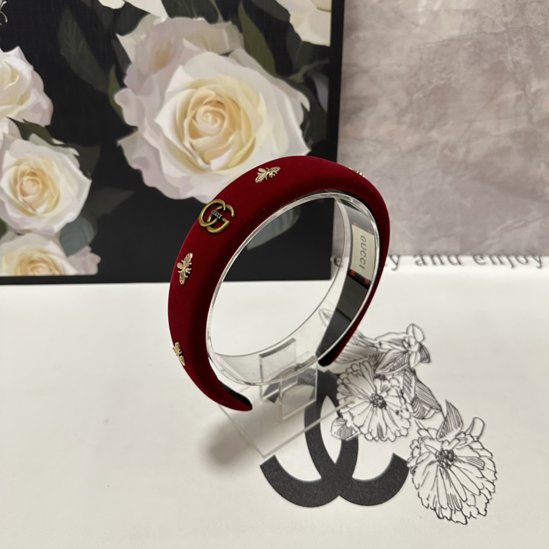 NO:280863,Specially equipped with counter packaging Gucci's latest bee hairband #Tell me!  A must-have item for everyone. This one must be bought. The fairy is going to take it. Whoever wears it looks good~ Hair accessories, hairpins, gucci, gucci, hairpins19860909特 配专柜包装 Gucci（古驰）最新蜜蜂发箍# 信我！人手必备的单品 这件必须买 洋气神仙颜值 小仙女要收了它,谁戴谁好看～发饰,发夹,gucci,gucci,hairpins,accessory