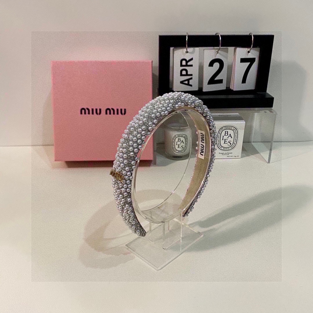 NO:281149,Specially equipped with counter packaging MiuMiu (Miao Miao) famous socialite pearl high-engineering hairband. It has a very textured touch. High-engineering production. Fashionable essence. Little fairy must-have hair accessories, hairpins, miumiu, hairpins19860909特 配专柜包装 MiuMiu（缪缪）名媛珍珠高工发箍 摸起来特别有质感 高工制作 时髦精 小仙女必备单品发饰,发夹,miumiu,hairpins,accessory
