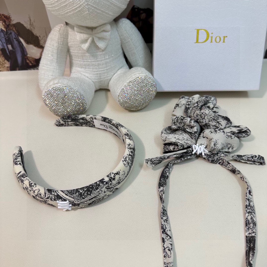 NO:281281,Special (two-piece set) with counter packaging. DIOR (Dio) latest hit product is here. Two-piece set of hairbands and hair rings. Elegant girl is worth buying. Very easy to match. Temperament and taste. It is recommended to wear them together. Magical fairy hair accessories, hairpins, dior, dior, hairpins.19860909特（两件套）配专柜包装 DIOR（迪奥）最新爆款来啦两件套发箍发圈 优雅的girl值得入手 非常好搭配 气质有品位 建议两个一齐佩戴 神奇的仙发饰,发夹,dior,dior,hairpins,accessory