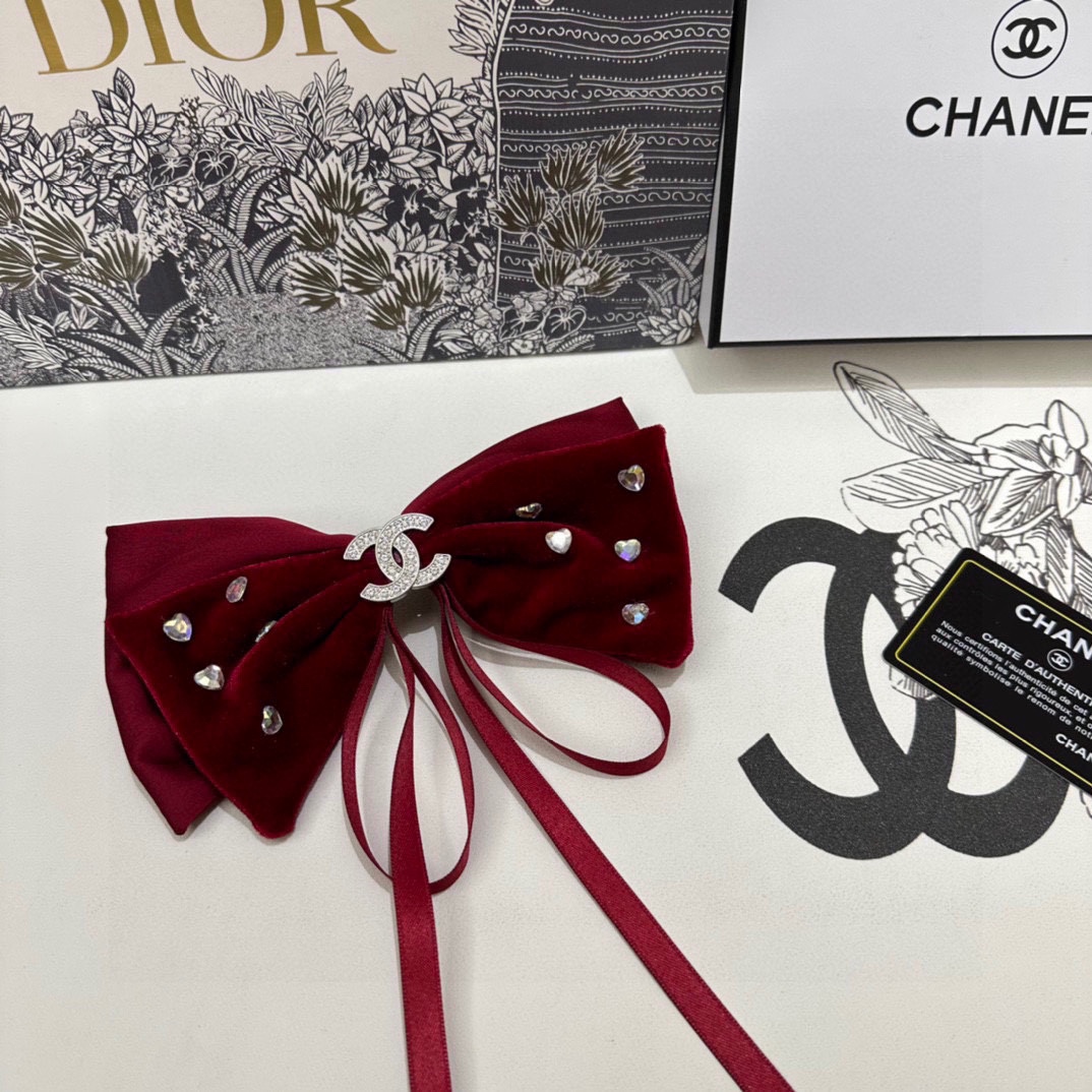 NO:281291,Specially equipped with counter packaging CHANEL (Chanel) latest bow-tie, old rhinestone hardware velvet hairpin #Tell me!  A must-have item for everyone. This one must be bought. The fairy is going to take it. Whoever wears it looks good~ Hair accessories, hairpins, chanel, chanel, hairpins19860909特 配专柜包装 CHANEL（香奈儿）最新蝴蝶结中古水钻五金丝绒发夹# 信我！人手必备的单品 这件必须买 洋气神仙颜值 小仙女要收了它,谁戴谁好看～发饰,发夹,chanel,chanel,hairpins,accessory