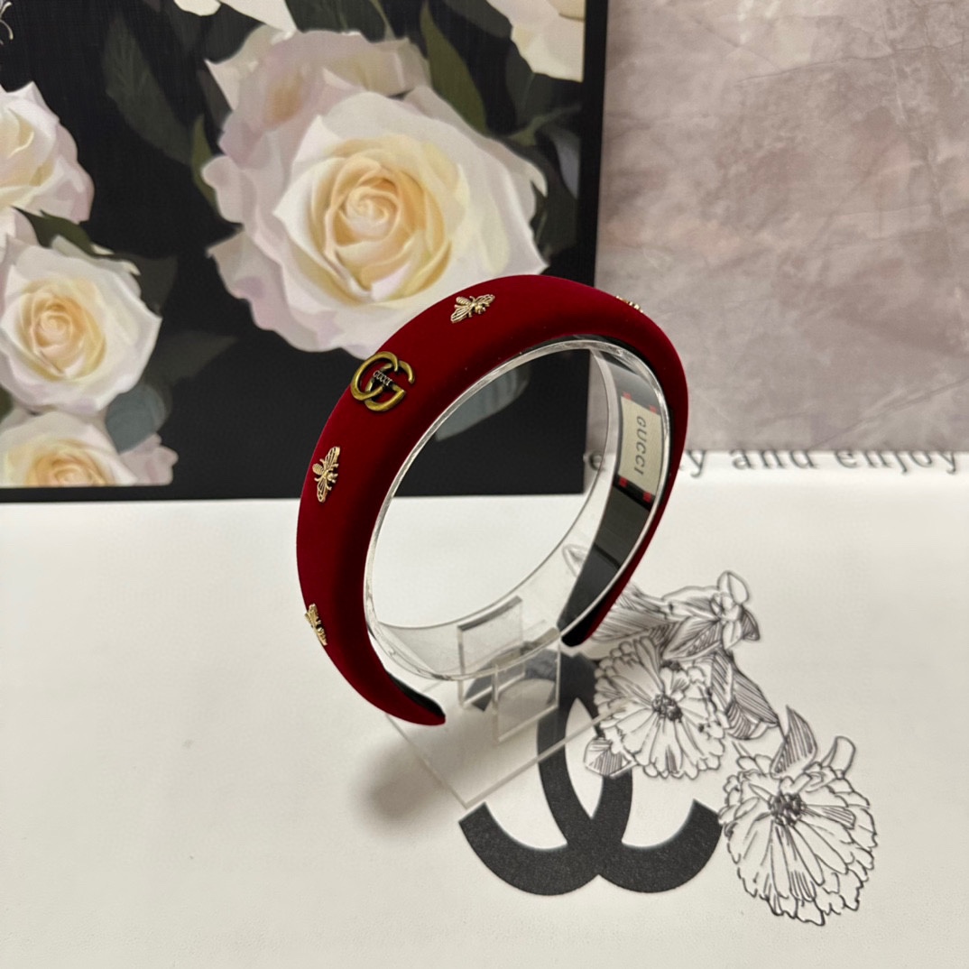 NO:281277,Specially equipped with counter packaging Gucci's latest bee hairband #Tell me!  A must-have item for everyone. This one must be bought. The fairy is going to take it. Whoever wears it looks good~ Hair accessories, hairpins, gucci, gucci, hairpins19860909特 配专柜包装 Gucci（古驰）最新蜜蜂发箍# 信我！人手必备的单品 这件必须买 洋气神仙颜值 小仙女要收了它,谁戴谁好看～发饰,发夹,gucci,gucci,hairpins,accessory