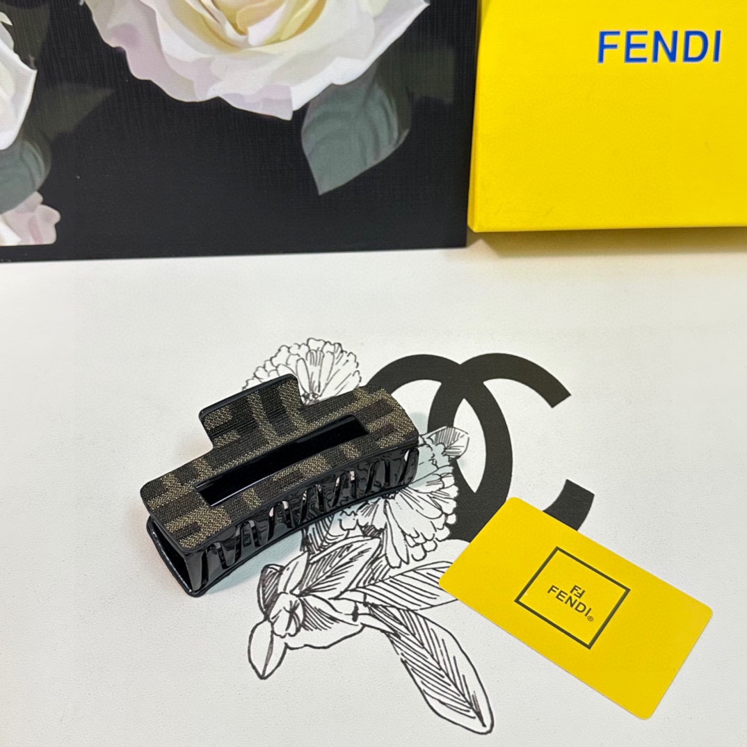 NO:281502,Special (single) with counter packaging. FENDI's latest hit product is here. Middle vintage retro hardware grabber. Elegant girl is worth buying. Very easy to match. Temperament and tasteful hair accessories, hairpins, fendi, fendi, fendi, hairpins19860909特（单个）配专柜包装 FENDI（芬迪）最新爆款来啦 中古vintage复古五金抓夹 优雅的girl值得入手 非常好搭配 气质有品位发饰,发夹,fendi,fendi,hairpins,accessory