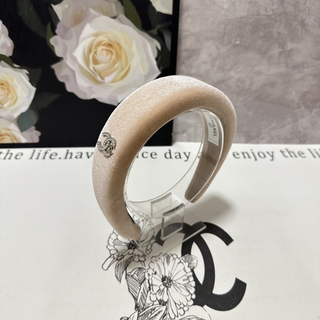 NO:282862,Specially equipped with counter packaging Chanel's latest wide version of headband #Tell me!  A must-have item for everyone. This one must be bought. The fairy is going to take it. Whoever wears it looks good~ Hairpins, hairpins, chanel, chanel, hairpins19860909特 配专柜包装 Chanel（香奈儿）最新宽版发箍# 信我！人手必备的单品 这件必须买 洋气神仙颜值 小仙女要收了它,谁戴谁好看～发夹,发夹,chanel,chanel,hairpins,accessory