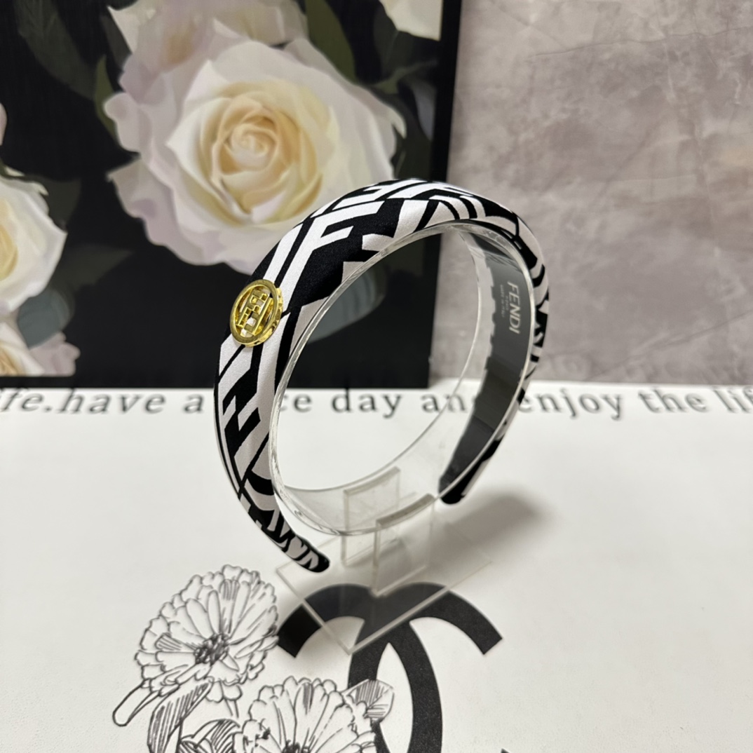 NO:282951,Specially equipped with counter packaging FENDI (Fendi) latest old-fashioned hairbands purchased by fairies Special material No heads Can be salty or sweet~ Hairpins, hairpins, fendi, fendi, fendi, hairpins19860909特 配专柜包装 FENDI（芬迪）最新老花发箍 小仙女入手 特殊材质 不嘞头 可盐可甜～发夹,发夹,fendi,fendi,hairpins,accessory