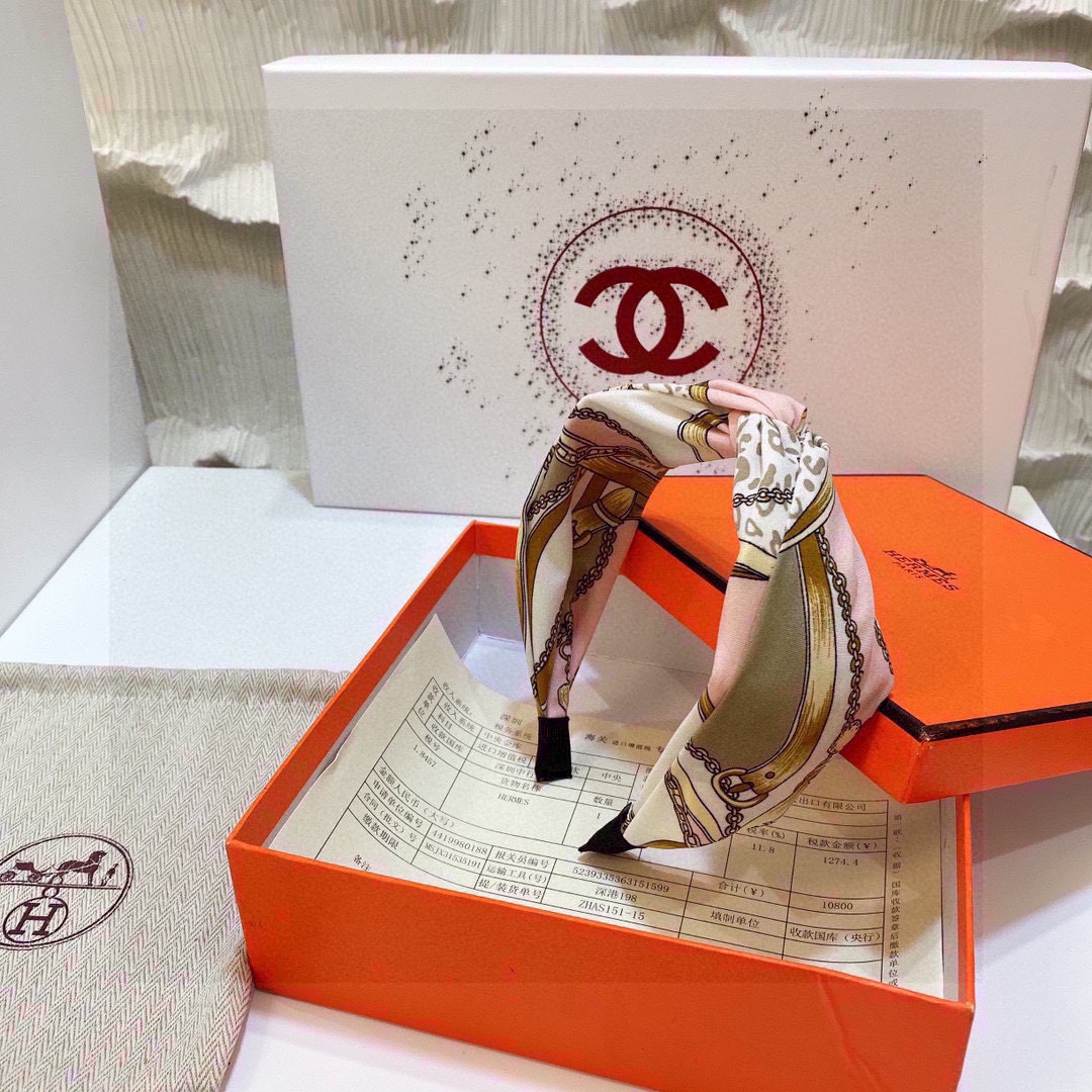 NO:283085,Specially equipped with counter packaging HERMES (Hermes) latest popular silk hairband imported fabric, excellent texture material, three-dimensional bow design, full of celebrity style~ Salt or sweet hairpins, hairpins, hermes, hermes, real silk, hairpins19860909特 配专柜包装 HERMES（爱马仕）最新火爆款真丝发箍 进口面料 质感材质超赞 立体蝴蝶结设计百看不厌 名媛风十足～ 可盐可甜发夹,发夹,hermes,hermes,real silk,hairpins,accessory