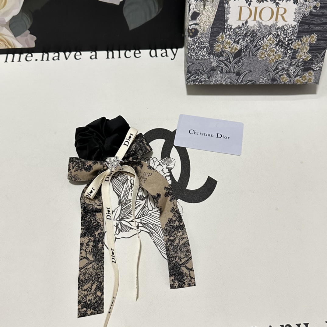 NO:283065,Specially equipped with counter packaging DIOR's latest bow-and-old hardware hairpin #Trust me!  A must-have item for everyone. This one must be bought. The fairy is going to take it. Whoever wears it looks good~ Hairpins, hairpins, dior, dior, hairpins19860909特 配专柜包装 DIOR（迪奥）最新蝴蝶结中古五金发夹# 信我！人手必备的单品 这件必须买 洋气神仙颜值 小仙女要收了它,谁戴谁好看～发夹,发夹,dior,dior,hairpins,accessory
