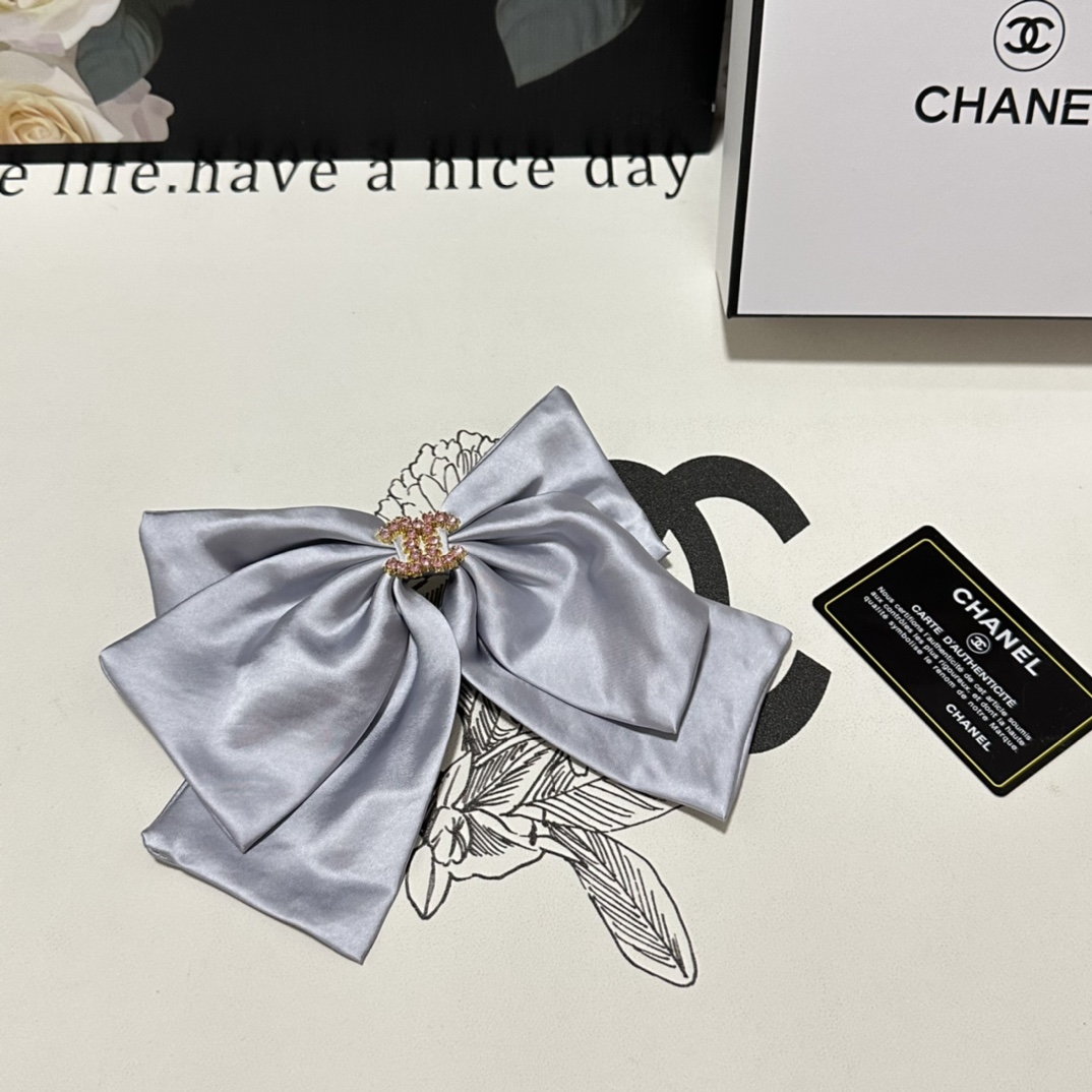 NO:283070,Specially equipped with counter packaging CHANEL (Chanel) latest bow-and-old hardware hairpin #Trust me!  A must-have item for everyone. This one must be bought. The fairy is going to take it. Whoever wears it looks good~ Hairpins, hairpins, chanel, chanel, hairpins19860909特 配专柜包装 CHANEL（香奈儿）最新蝴蝶结中古五金发夹# 信我！人手必备的单品 这件必须买 洋气神仙颜值 小仙女要收了它,谁戴谁好看～发夹,发夹,chanel,chanel,hairpins,accessory