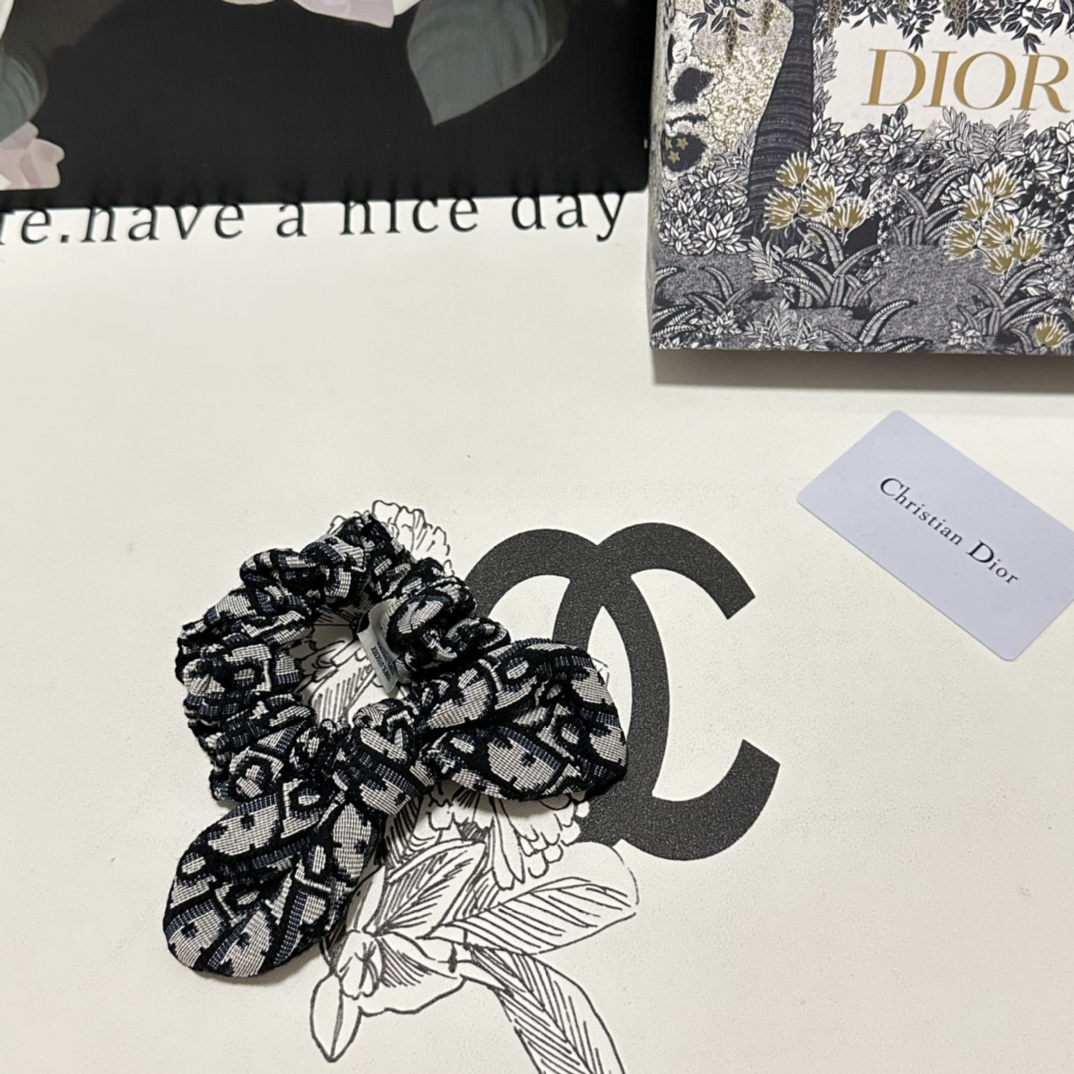 NO:283076,Special (single) with full packaging Dior (Dior) popular rabbit ears presbyopia hair ring, special counter model shipped, it looks very high-end at first glance, super versatile, you must keep your own hairpins, hairpins, dior, dior, hairpins19860909特（单个）配全套包装 Dior（迪奥）爆款兔耳朵老花发圈,专柜款出货 一看就特别高档 超百搭 必须自留发夹,发夹,dior,dior,hairpins,accessory