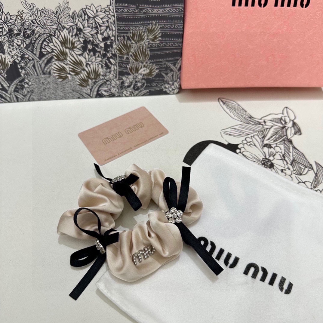 NO:283112,Special (single) with full packaging MiuMiu (Miu) popular silk hardware hair ring, special counter model shipment, it looks very high-end at first glance Super versatile, must keep your own hairpins, hairpins, miumiu, real silk, hairpins19860909特（单个）配全套包装 MiuMiu（缪缪）爆款真丝五金发圈,专柜款出货 一看就特别高档 超级百搭 必须自留发夹,发夹,miumiu,real silk,hairpins,accessory