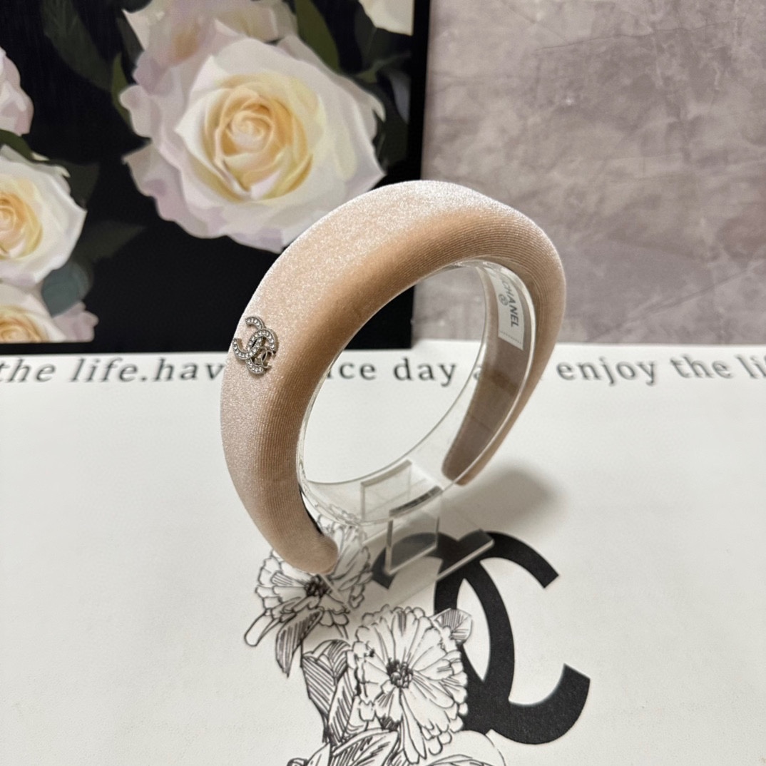 NO:283132,Specially equipped with counter packaging Chanel's latest wide version of headband #Tell me!  A must-have item for everyone. This one must be bought. The fairy is going to take it. Whoever wears it looks good~ Hairpins, hairpins, chanel, chanel, hairpins19860909特 配专柜包装 Chanel（香奈儿）最新宽版发箍# 信我！人手必备的单品 这件必须买 洋气神仙颜值 小仙女要收了它,谁戴谁好看～发夹,发夹,chanel,chanel,hairpins,accessory