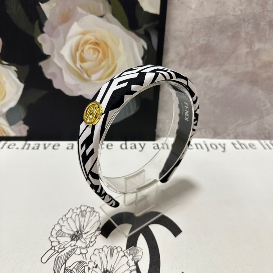 NO:283281,Specially equipped with counter packaging FENDI (Fendi) latest old-fashioned hairbands purchased by fairies Special material No heads Can be salty or sweet~ Hairpins, hairpins, fendi, fendi, fendi, hairpins19860909特 配专柜包装 FENDI（芬迪）最新老花发箍 小仙女入手 特殊材质 不嘞头 可盐可甜～发夹,发夹,fendi,fendi,hairpins,accessory