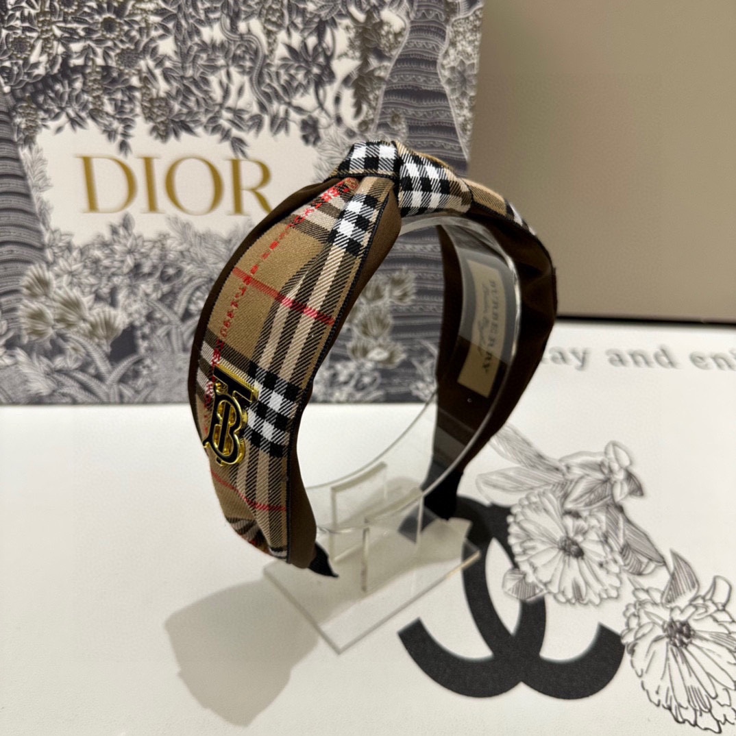 NO:283746,Specially equipped with counter packaging Burberry's latest plaid hairband, fairy quick to buy, special material, no head, salty and sweet hairpins, hairpins, burberry, burberry, burberry, hairpins19860909特 配专柜包装 Burberry（巴宝莉）最新格子发箍 小仙女快入手 特殊材质 不嘞头 可盐可甜发夹,发夹,burberry,burberry,hairpins,accessory