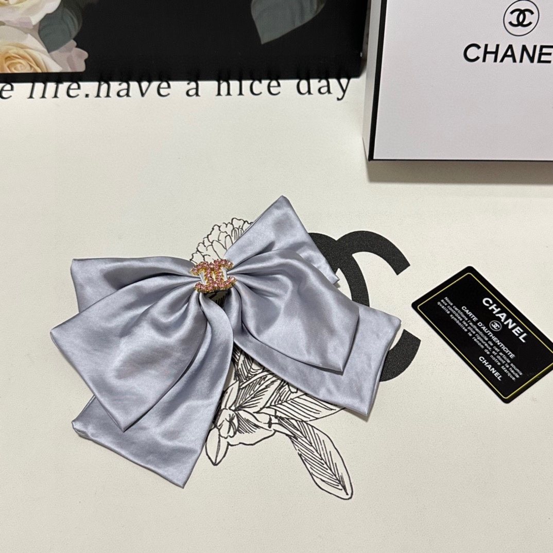 NO:284085,Specially equipped with counter packaging CHANEL (Chanel) latest bow-and-old hardware hairpin #Trust me!  A must-have item for everyone. This one must be bought. The fairy is going to take it. Whoever wears it looks good~ Hairpins, hairpins, chanel, chanel, hairpins19860909特 配专柜包装 CHANEL（香奈儿）最新蝴蝶结中古五金发夹# 信我！人手必备的单品 这件必须买 洋气神仙颜值 小仙女要收了它,谁戴谁好看～发夹,发夹,chanel,chanel,hairpins,accessory