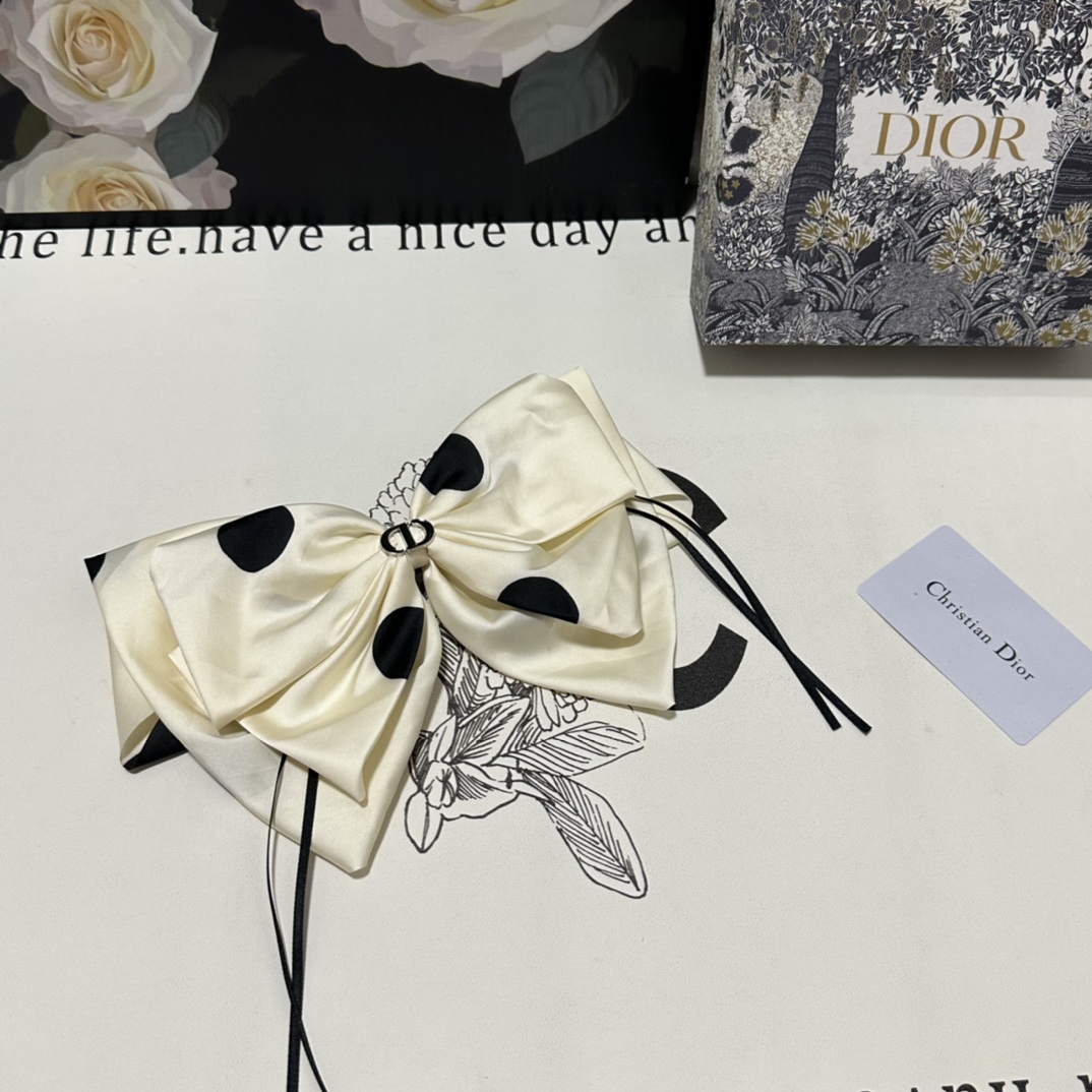 NO:284320,Specially equipped with counter packaging DIOR (Dio) latest bow-tie medieval tassel hairpin #Tell me!  A must-have item for everyone. This one must be bought. The fairy is going to take it. Whoever wears it looks good~ Hairpins, hairpins, dior, dior, hairpins19860909特 配专柜包装 DIOR（迪奥）最新蝴蝶结中古流苏发夹# 信我！人手必备的单品 这件必须买 洋气神仙颜值 小仙女要收了它,谁戴谁好看～发夹,发夹,dior,dior,hairpins,accessory