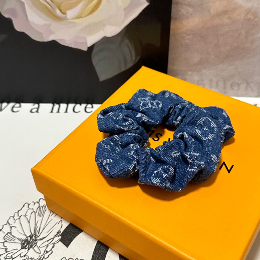 NO:284834,Specially equipped with counter packaging LV (Louis Vuitton) latest dark hair ring Little fairy quick to buy Special material No head Can be salty or sweet~ Hairpins, hairpins, louis vuitton, louis vuitton, hairpins19860909特 配专柜包装 LV（路易威登）最新暗纹发圈 小仙女快入手 特殊材质 不嘞头 可盐可甜～发夹,发夹,louis vuitton,louis vuitton,hairpins,accessory